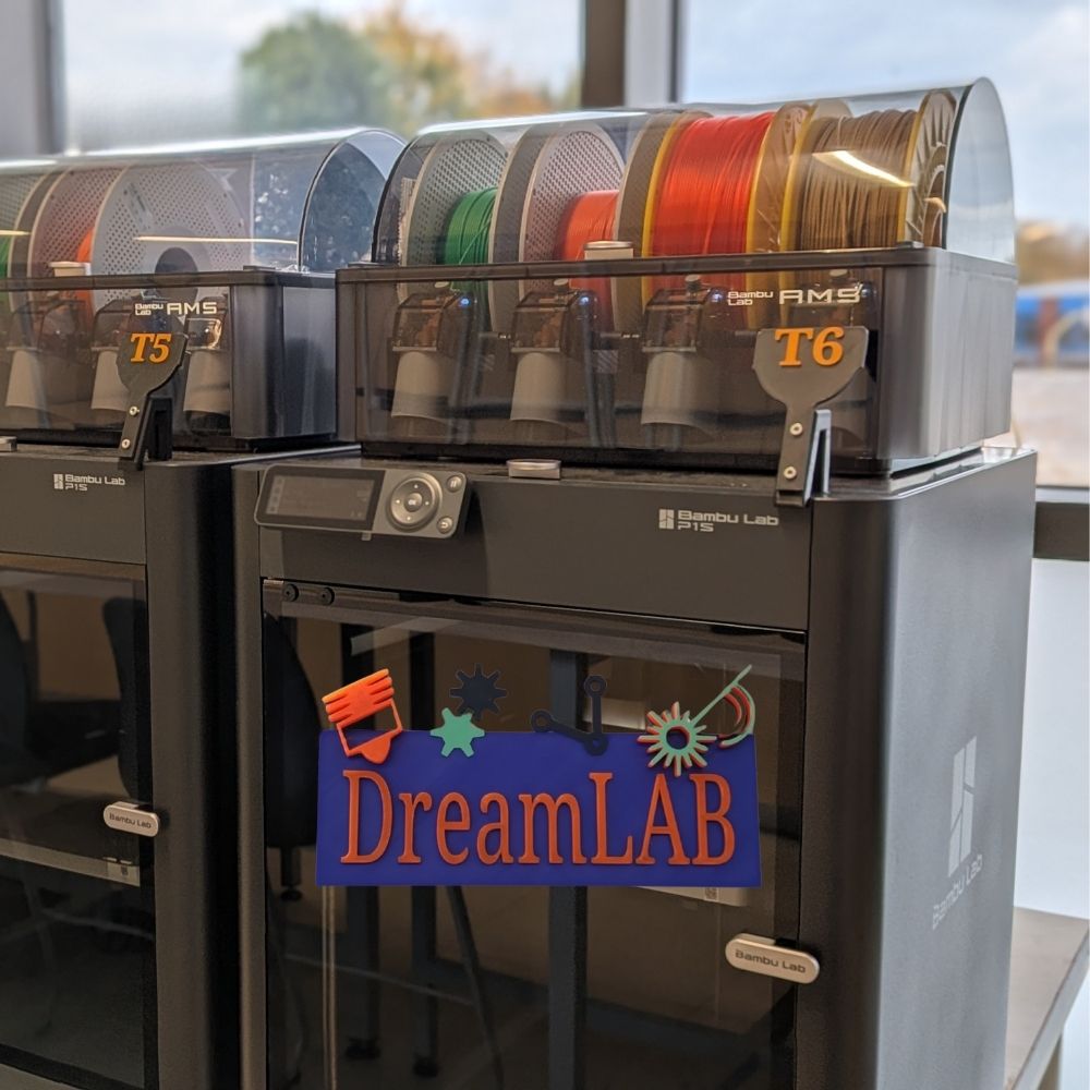 Foto van een 3D-printer in het DreamLAB