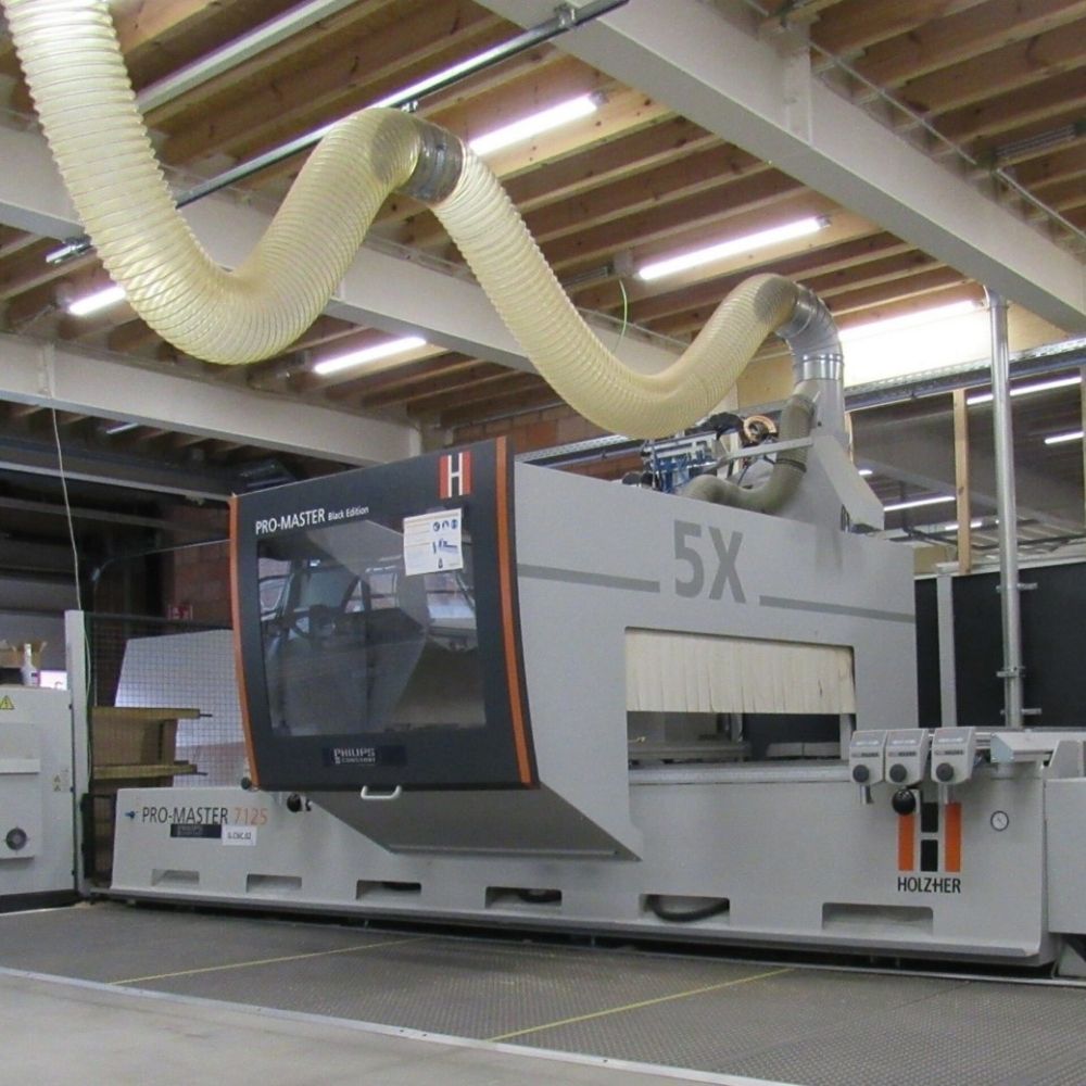 Geavanceerde grote CNC-machine in de houtafdeling