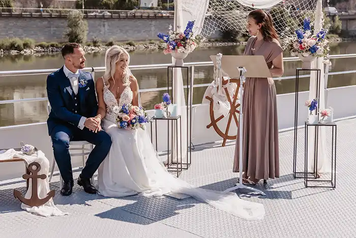 Fels & Brandung – maritime Hochzeit auf dem Barefoot Boat