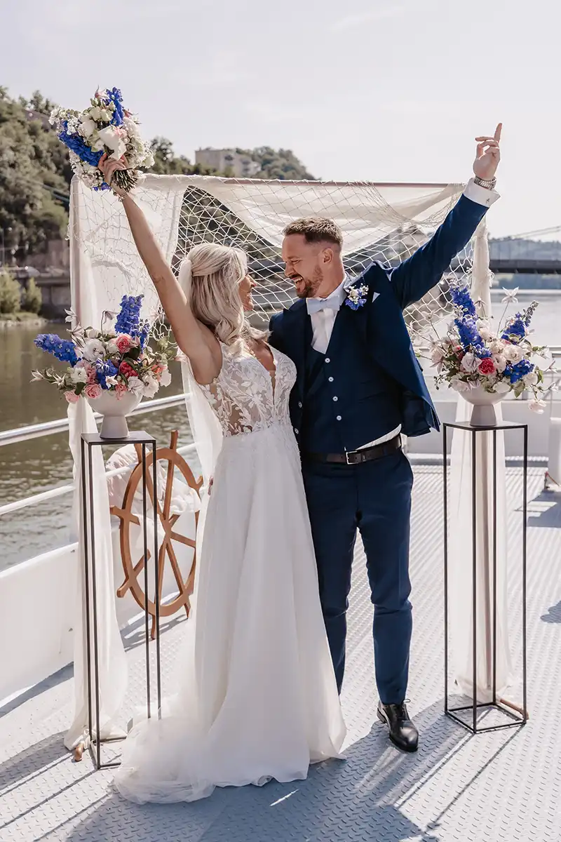 Fels & Brandung – maritime Hochzeit auf dem Barefoot Boat