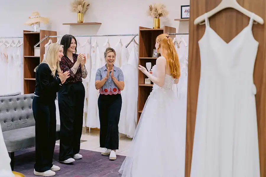 Traumwelt Lautenbacher | Hochzeitskleider & Anzüge