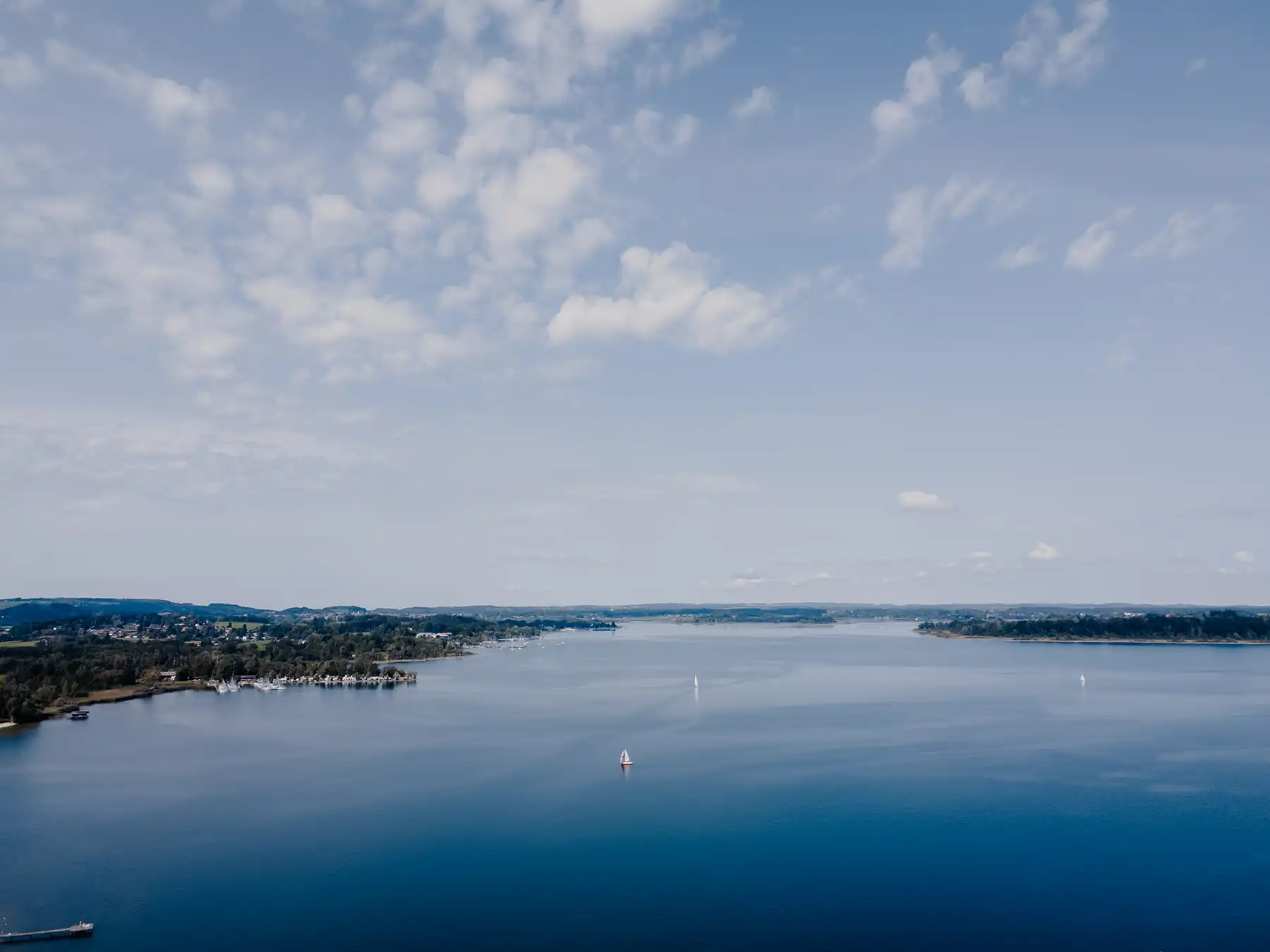 Clean & Classy: Zeitlose Hochzeit am Chiemsee