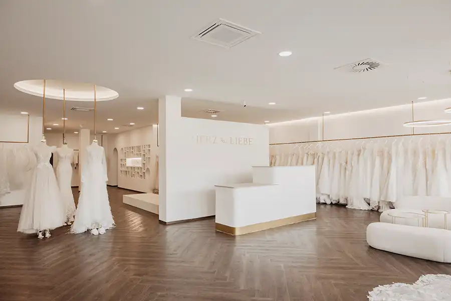 Hochzeitskleider von „Herzliebe“
