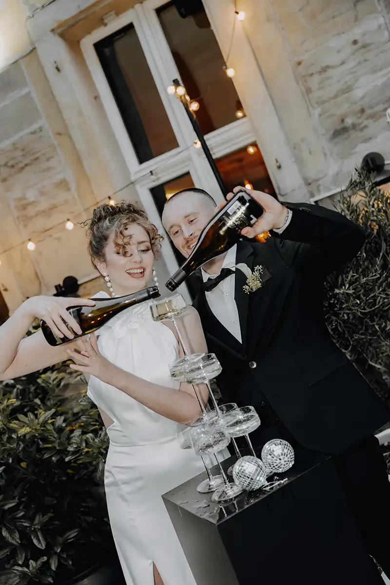 Love on the Rocks: Intime Glamour-Hochzeit an der Bar