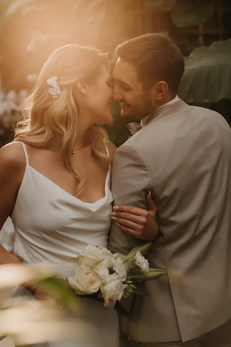 Greenhouse Wedding: Minimalistische Hochzeit trifft tropisches Flair