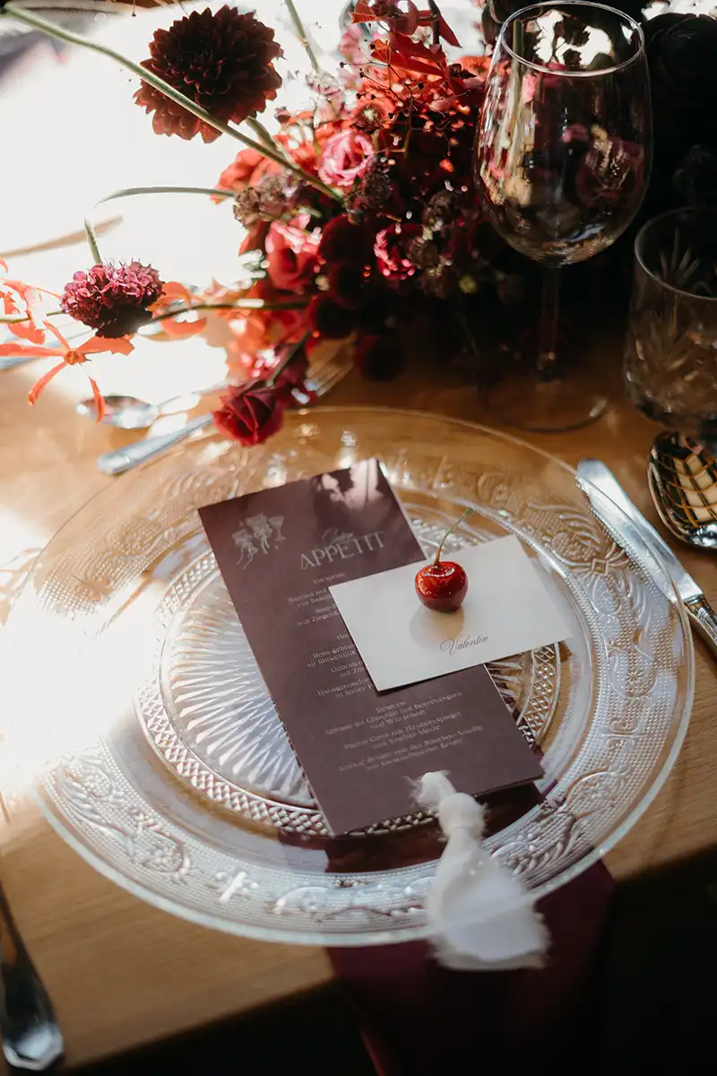 Red Velvet: Moderne Hochzeit in Rot & Burgunder
