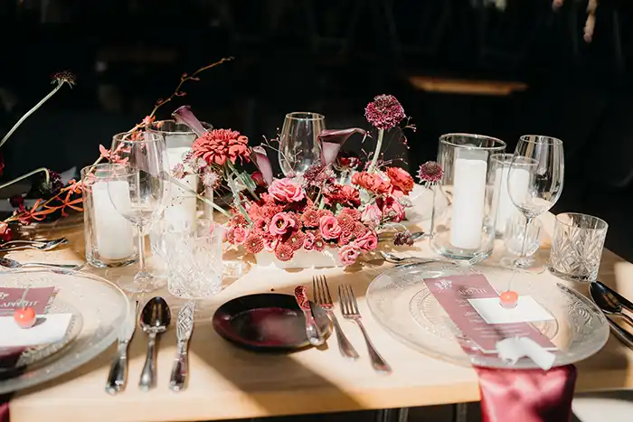 Red Velvet: Moderne Hochzeit in Rot & Burgunder
