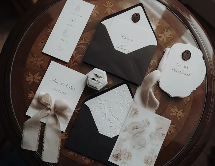 Whispered Opulence: Luxus-Hochzeit in nostalgischer Kulisse