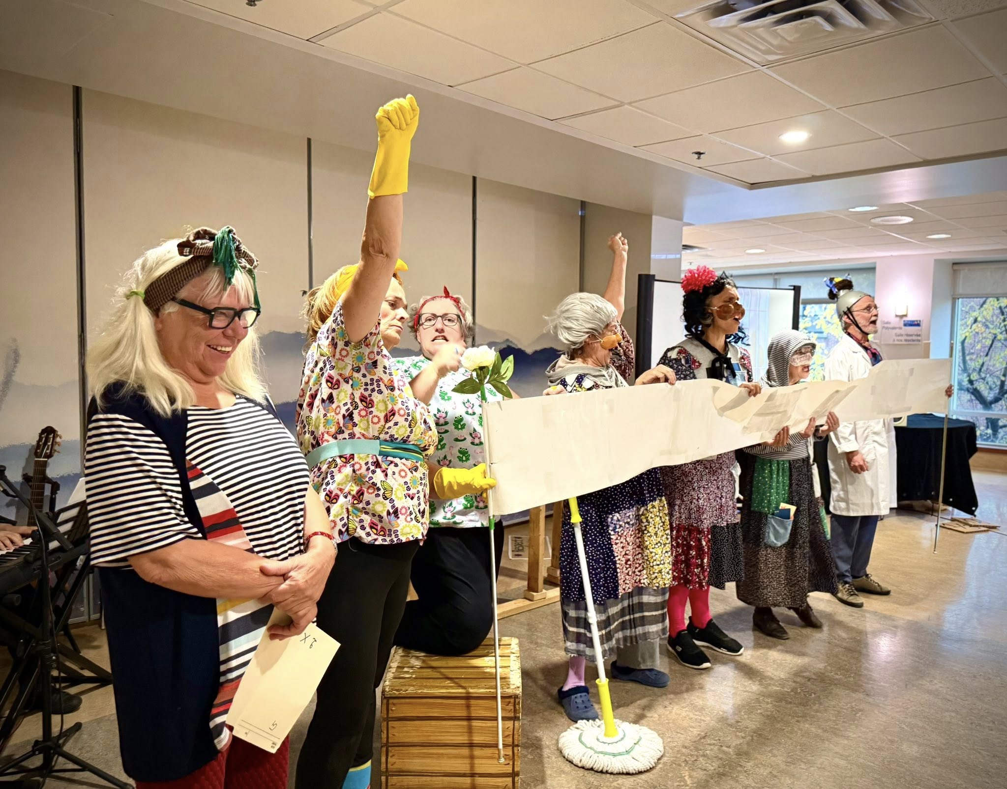 La troisième itération de notre spectacle Tribunal-Théâtre : Brasser la cage a été présentée le 5 novembre 2025 à Le Temps d'une pause.
Devant un public chaleureux et enthousiaste, proches aidantes et artistes ont une fois de plus pris la parole pour questionner, bousculer et réimaginer la proche aidance.
