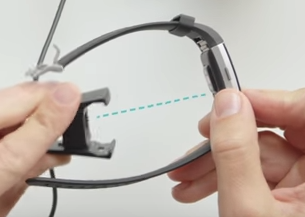 Connecting the charger cable to the Fitbit Charge. Illustration.