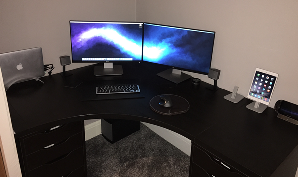 A multiple monitor set up for a Mac