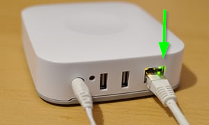 The back of a Smartthings Hub with an arrow pointing to the ethernet LED light
