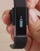 Fitbit Alta's battery charge progress screen.