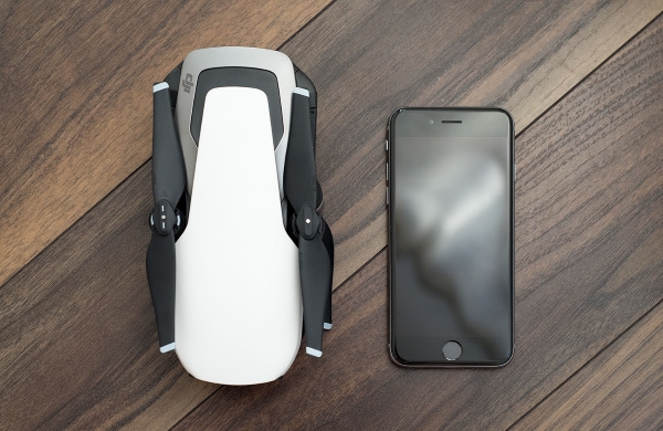 Mavic Air next to a smartphone.