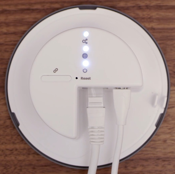 All LED indicators lit on powered up IKEA Tradfri gateway.