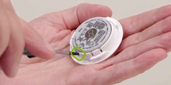 IKEA Tradfri wireless dimmer body being removed from base.