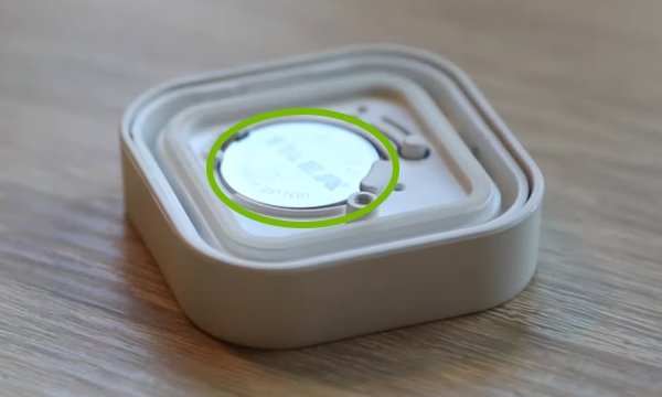 Battery being inserted IKEA Tradfri On/Off switch.