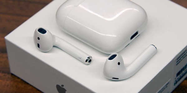 Apple Airpods.