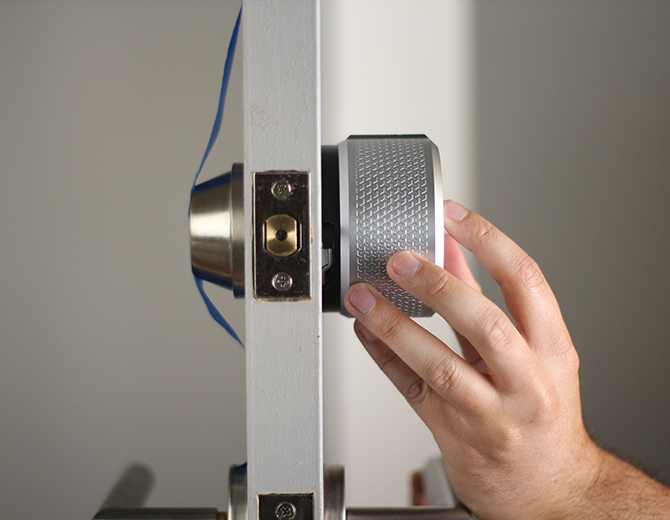 Attaching the smart lock to the mounting plate. Illustration.