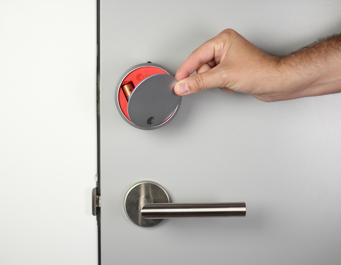 Reinstalling the smart lock faceplate. Illustration.