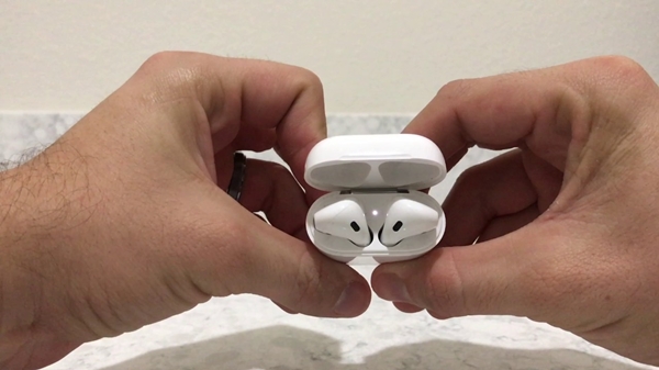 Apple AirPods.