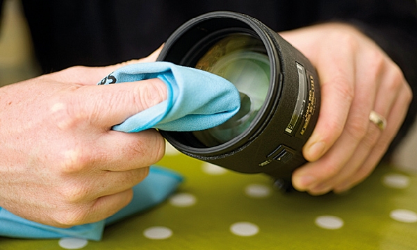 Cleaning lens with cloth.