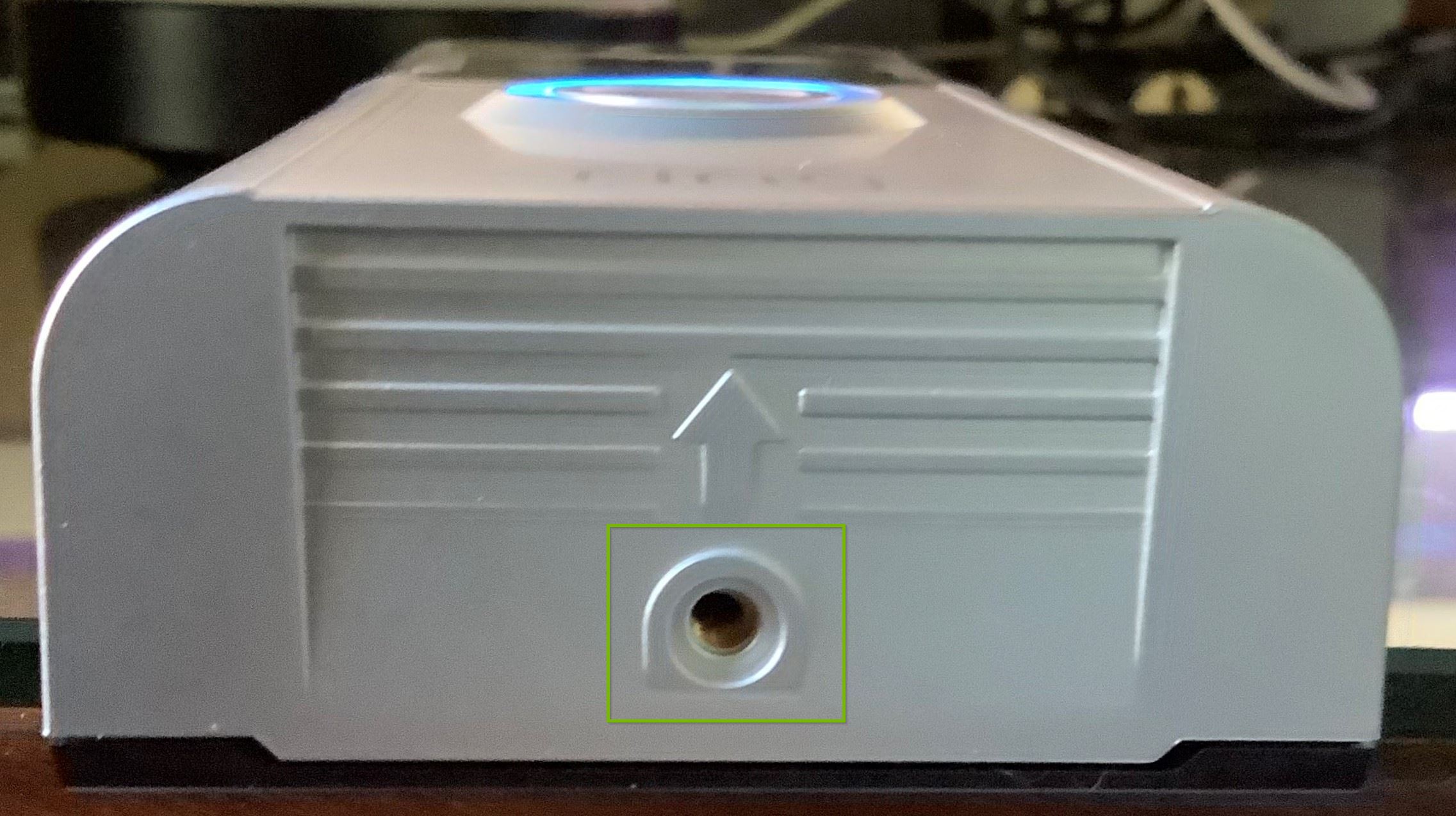 Ring faceplate screwhole