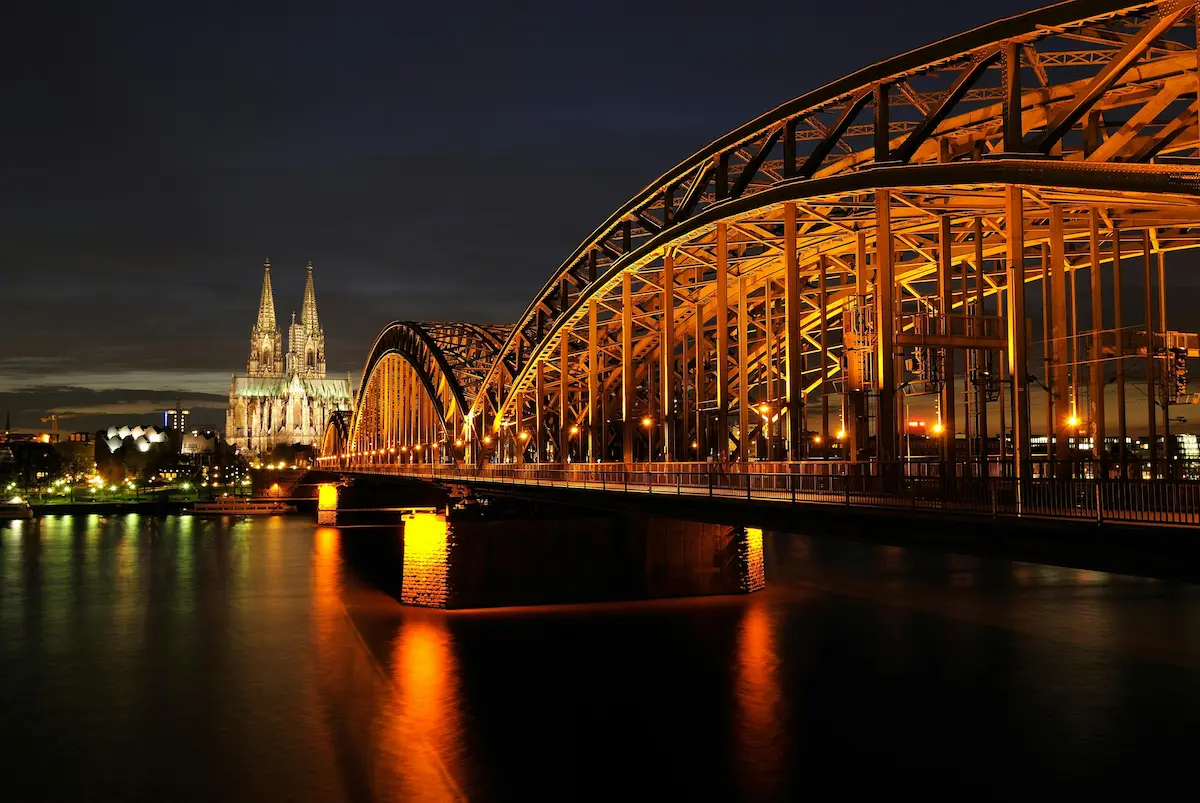 Kölner Dom und Hohenzollernbrücke bei Nacht – Standort des Chauffeur- und Limousinenservice von QualityLine