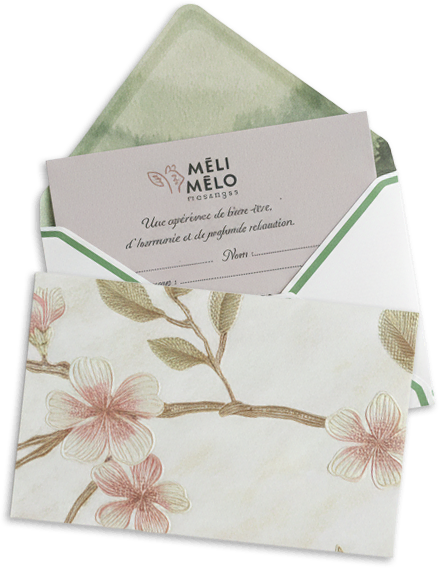 Carte cadeau dans une enveloppe fleurie.