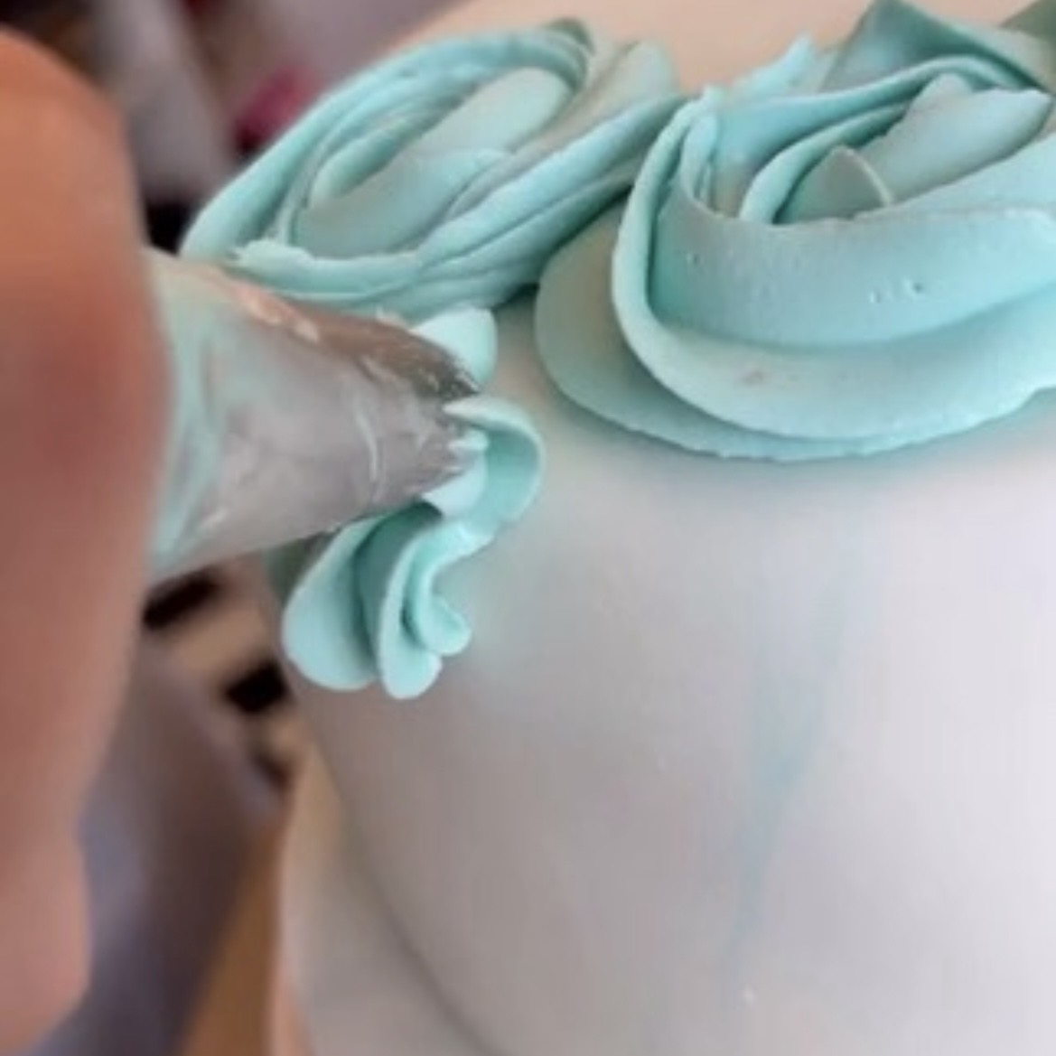 A Smooth Icing Cake Decorating Experience 