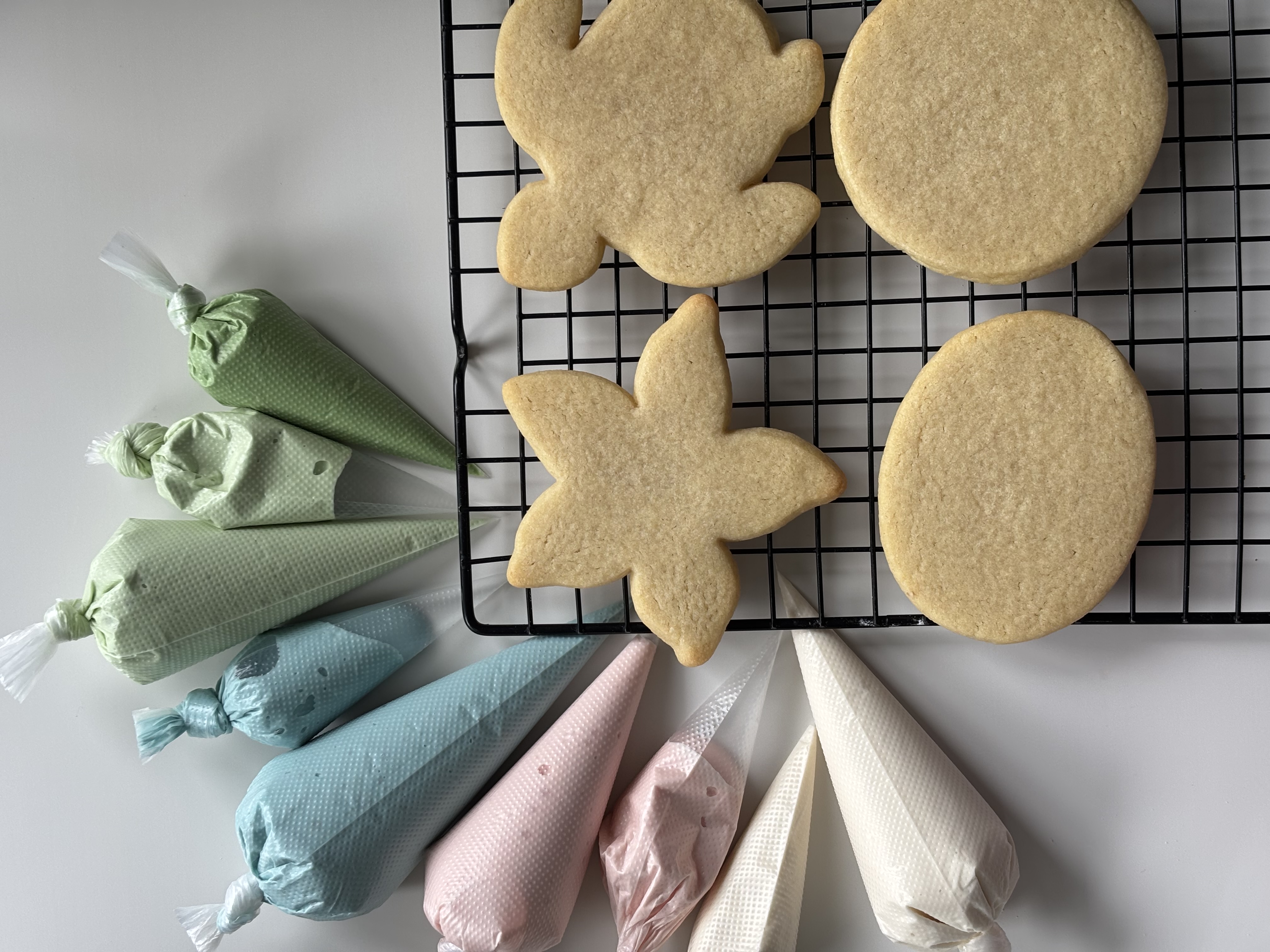 Join me, Eleanor , in our purpose-built kitchen at the CakeSmith, Napton Marina for unforgettable baking experience days filled with expert guidance, cake tasting, and a sprinkle of prosecco!