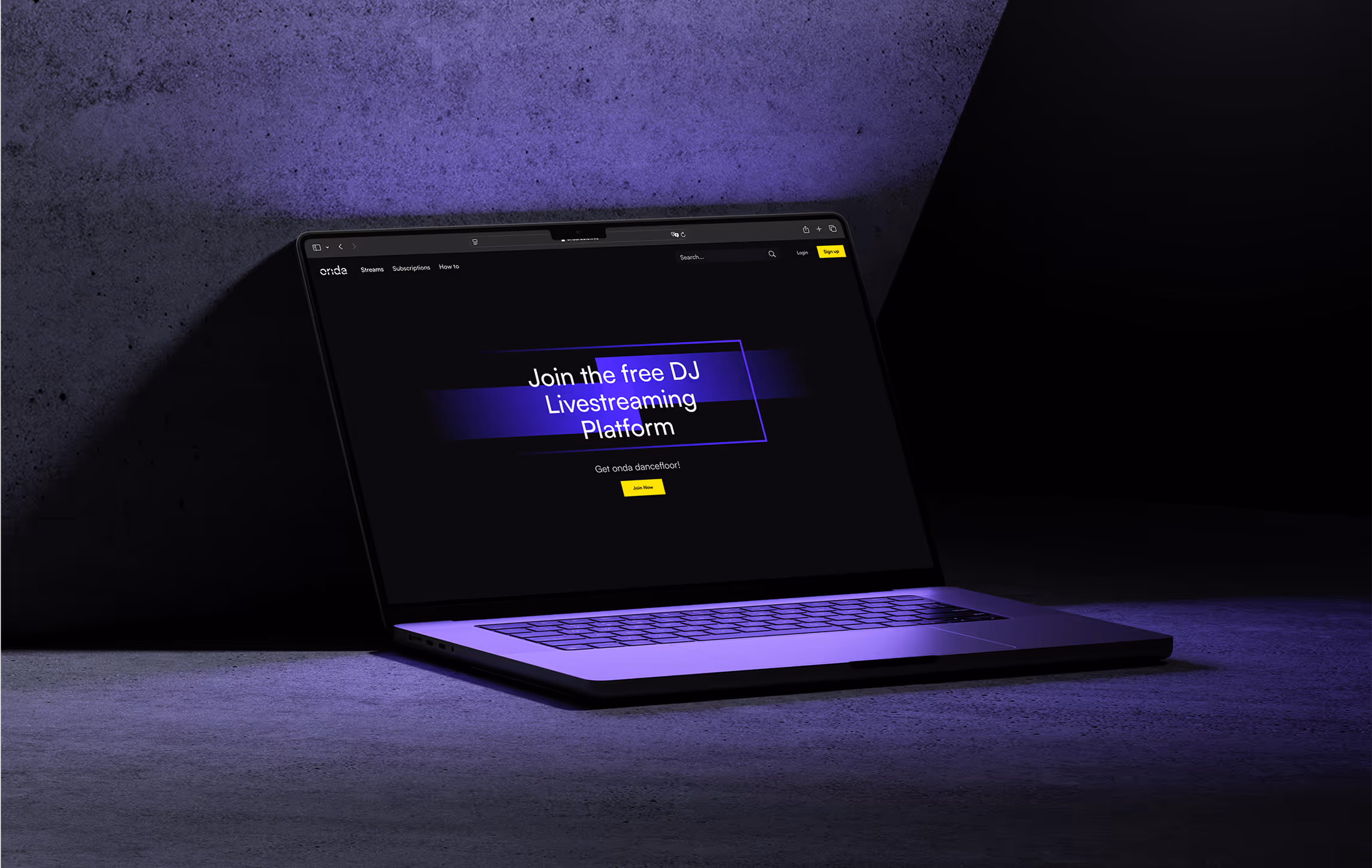Mockup Onda Radio "Join the free DJ Livestreaming Platform", dunkler Macbook vor einer Betonwand, lilanes Licht, 