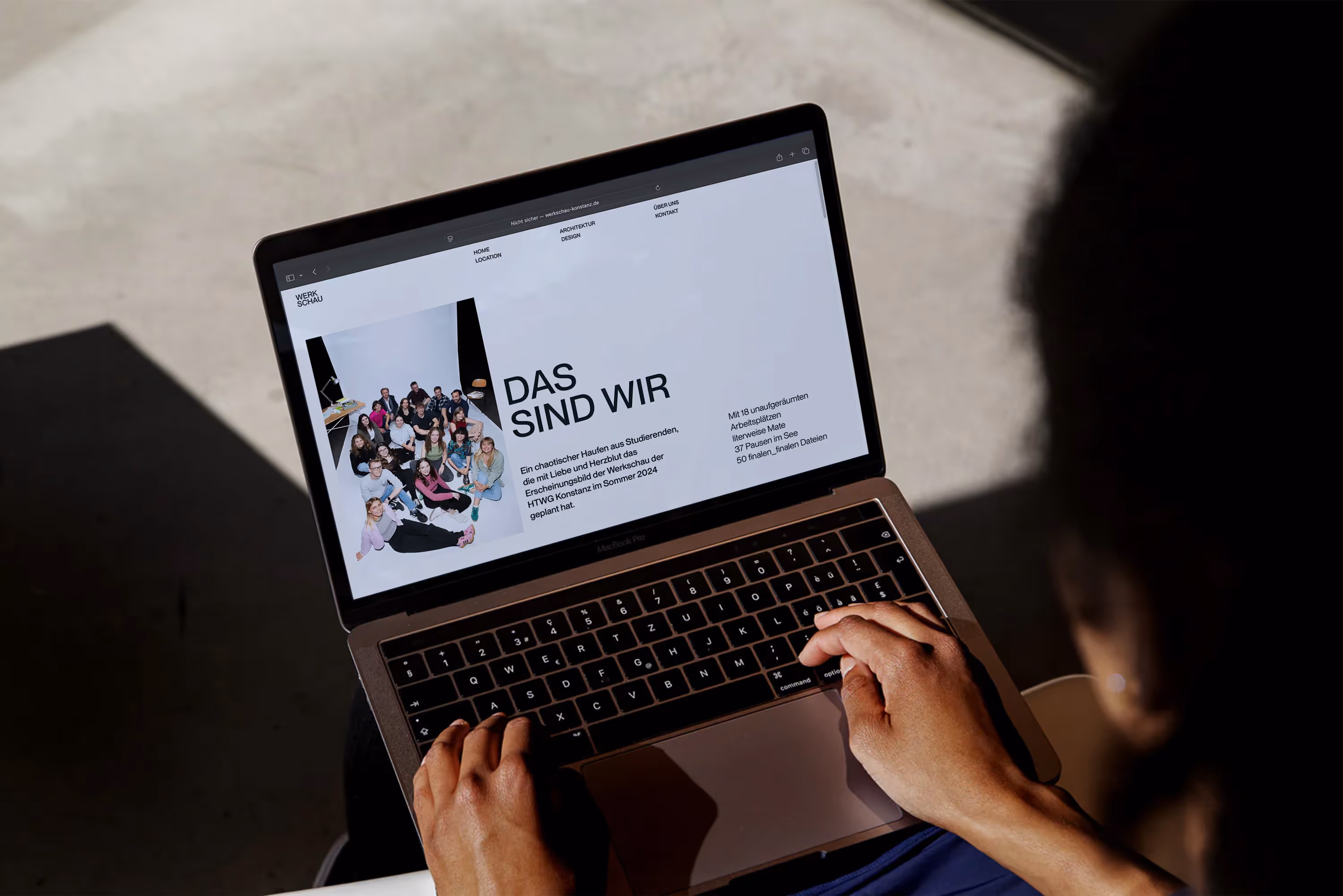 Eine Person bedient einen Laptop, darauf zu sehen die Über Uns Seite der Werkschau-Website
