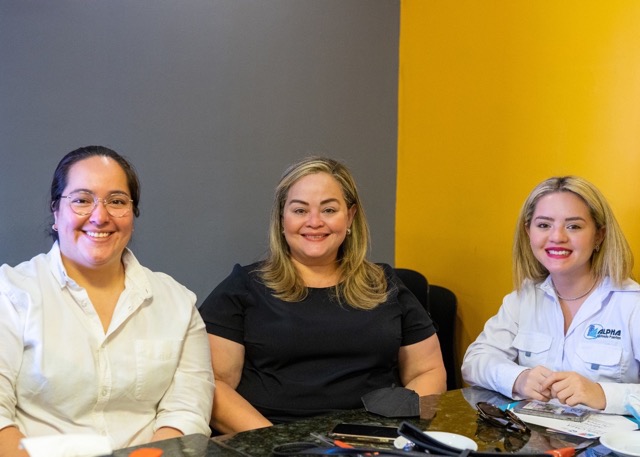 Leticia Escobar (middle)