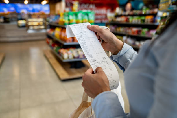 Konkurransetilsynet har gitt dagligvarekjedene bøter på knapt NOK 5 mrd fordi de mener systemet for å overvåke hverandres priser svekker konkurransen. Dagligvarekjedene er mektige. De fortjener tett oppfølging og overvåkning. Samtidig skal vi være klar over at de tar ut marginer ganske på linje med tilsvarende aktører i utlandet.
