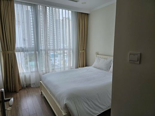 initial bedroom with glass window