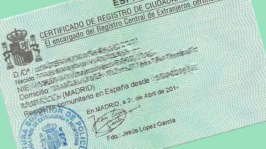 Certificado de registro de ciudadano de la Unión Europea con datos personales y sello oficial.