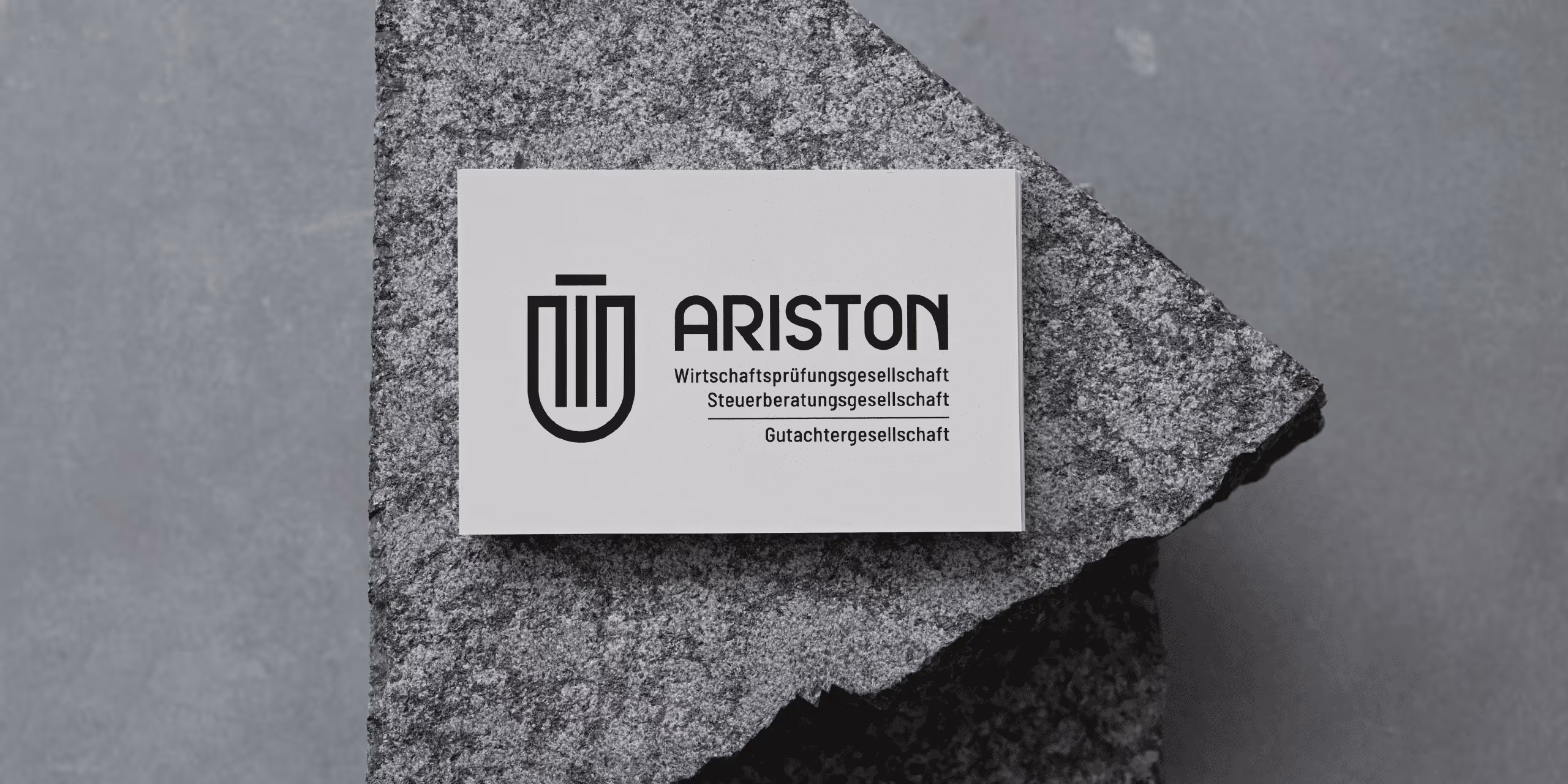 Portfolio-Website-Beispiel von liz marken- & webdesign aus Horgau, Augsburg, das einen Teil des Brandings/Markendesign der Kanzlei Ariston zeigt.