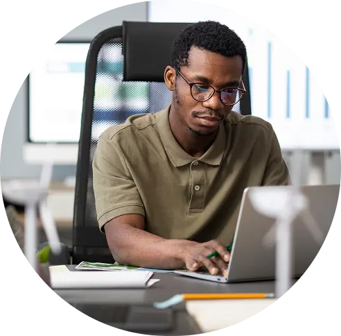 homme travaillant devant son ordinateur