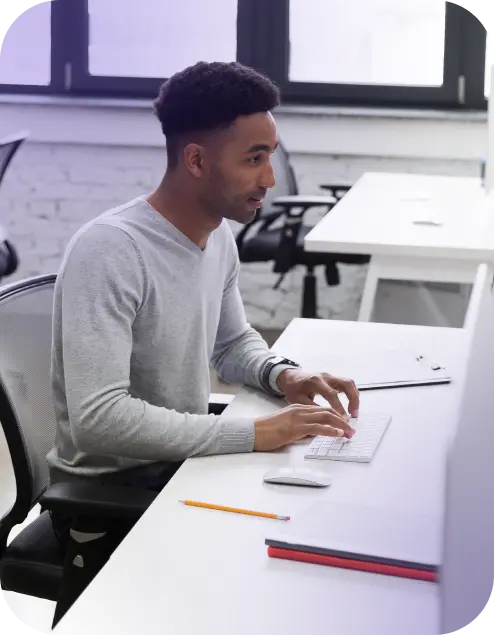 jeune développeur en train de coder