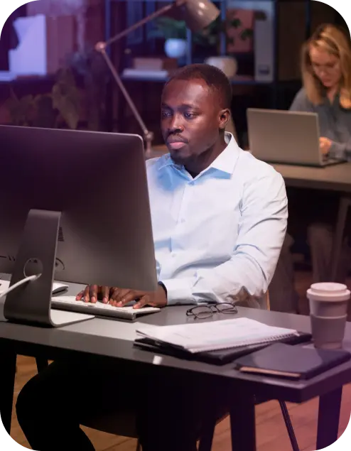 développeur concentré dans son travail