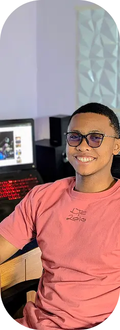jeune homme à lunette souriant