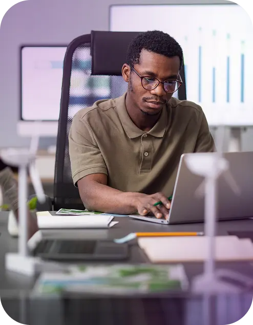 jeune homme qui travaille sur son pc