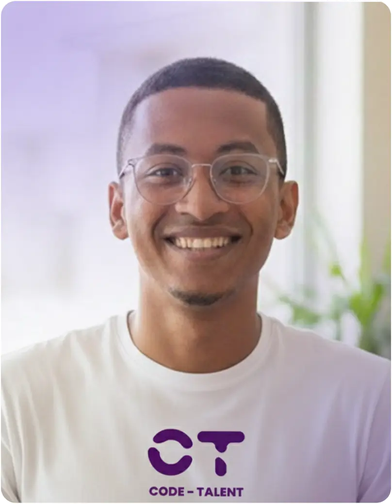 2 personnes devant un ordinateur