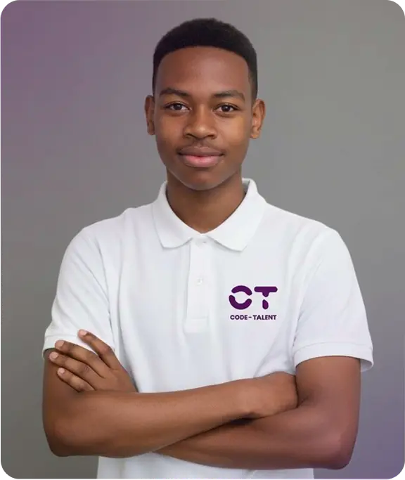 Jeune homme souriant croisant les bras