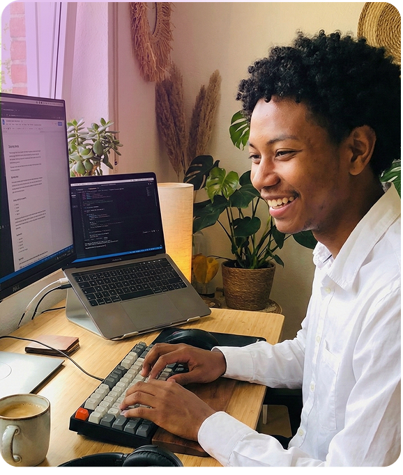 Jeune homme souriant croisant les bras