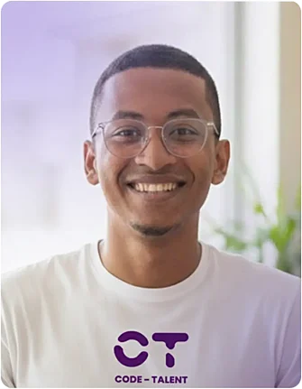 Un développeur souriant Code Talent