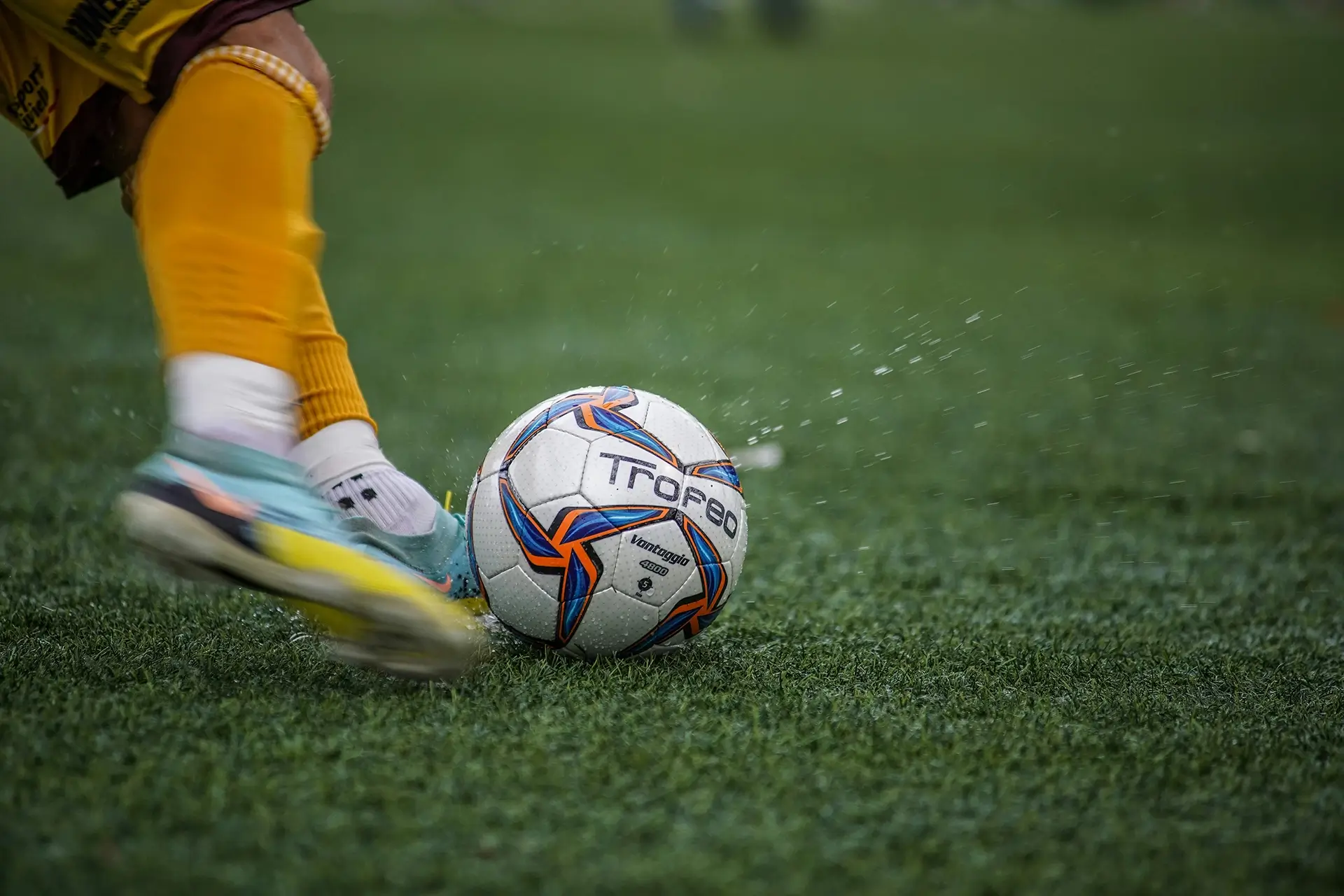 Ein Fussball wird gekickt.