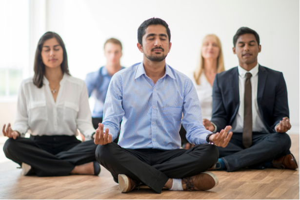 Personnage animé aux cheveux violets souriant et faisant un geste de salut de la main, portant un t-shirt vert avec le texte 'MOVE BREAK' et une icône de marche.
