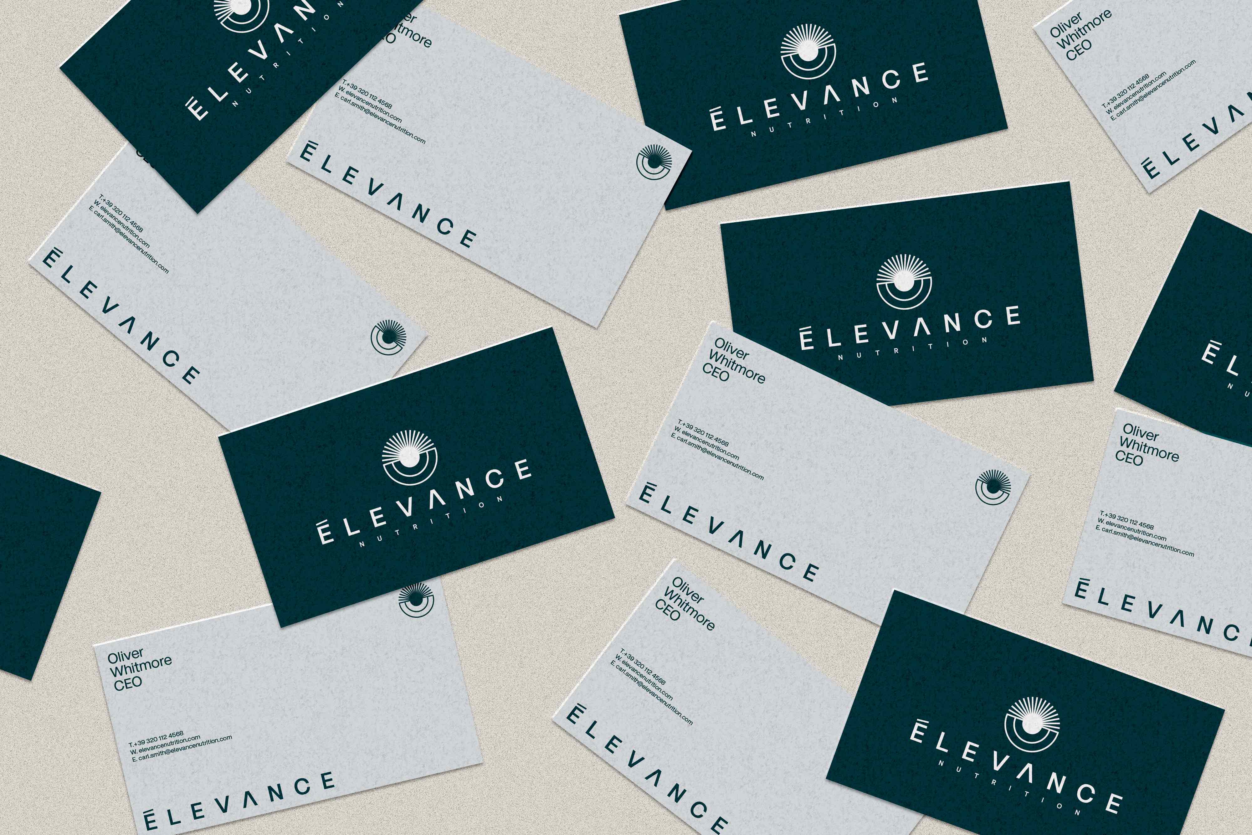 Biglietti da visita di Elevance Nutrition con design chiaro e scuro e dettagli di Oliver Whitmore CEO.
